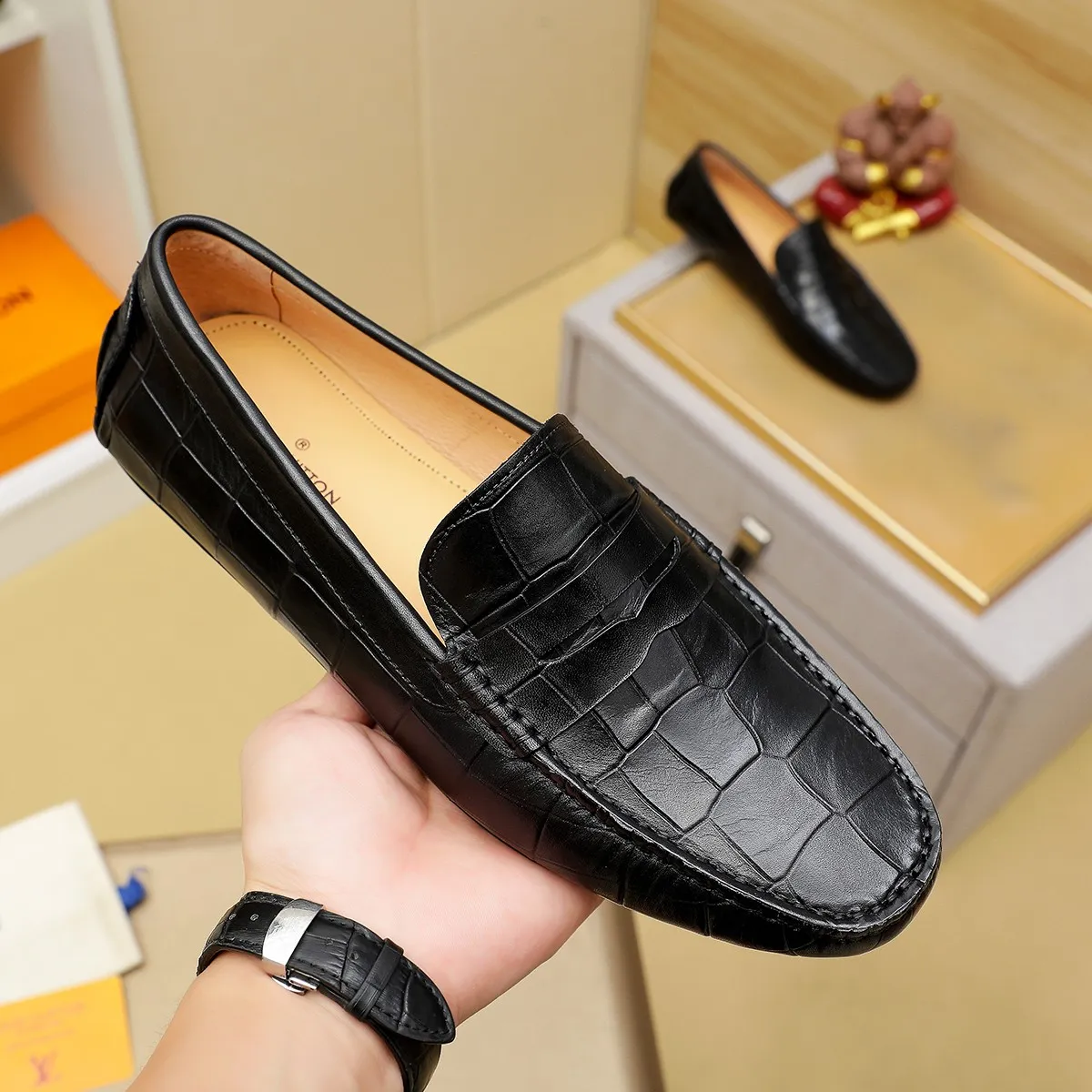 Men's shoes 💰360 💰 LV Louis Vuitton's top-quality Peaches men's shoes 💯Original copy of the official website, the upper is made of imported official website 1:1 material ❌Italian 🇮🇹 cowhide surface, imported pigskin lining. It’s definitely not made with ordinary craftsmanship, it’s the model used by celebrities! The factory’s craftsmanship is designed to create the most perfect shoes for trendy men! Colors available! 38-44 yards